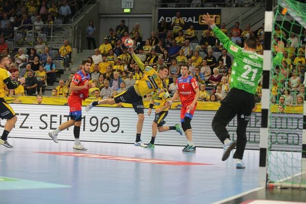 Andy Schmid (Loewen, 2) beim Wurf gegen Vladimir Bozic (HBW Balingen, 21) beim Spiel Rhein Neckar Loewen vs. HBW Balingen-Weilstetten in der 1. Handball Bundesliga am 11.09.2019, Rhein Neckar Loewen vs. HBW Balingen, Handball, 1. Handball Bundesliga, 12.09.2019, Mannheim Copyright: xEIBNER MichaelxBermelx EP_eer
