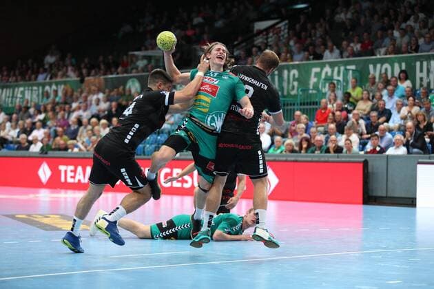 Juri Knorr (TSV GWD Minden 19) gegen Maximilian Haider (Die Eulen Ludwigshafen 14)(links) und Frederic Stueber (Die Eulen Ludwigshafen 2)(rechts) GER, Handball, 1. Bundesliga, TSV GWD Minden gegen Die Eulen Ludwigshafen, 12.09.2019 Minden Copyright: xEIBNER JanxStrohdiekx EP_JSK