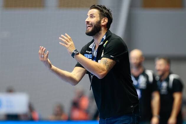 12.09.2019, xtgx, Handball Luqui Moly HBL, MT Melsungen - SC Magdeburg emspor, v.l. Bennet Wiegert (Magdeburg, Trainer) gibt Anweisungen, gestikuliert mit den Armen, gesticulate, gives instructions Kassel
