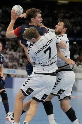 1.Handball Bundesliga THW Kiel - Flensburg Handewitt, Kiel, 12.9.2019 Kein Durchkommen . Magnus Röd ( Flensburg , 77 ) wird im Zweikampf gegen Magnus Landin Jacobsen ( Kiel, 7 ) und Domagoj Duvnjak ( Kiel, 4 ) gestoppt . Copyright: xBEAUTIFULxSPORTS DRPx
