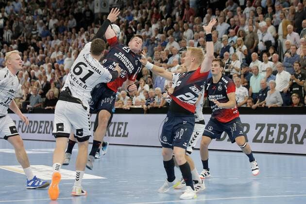 1.Handball Bundesliga THW Kiel - Flensburg Handewitt, Kiel, 12.9.2019 Göran Johannessen ( Flensburg , 23 ) im Sprungwurf gegen Hendrik Pekeler ( Kiel, 61 ) und Steffen Weinhold ( Kiel, 13 ) Copyright: xBEAUTIFULxSPORTS DRPx