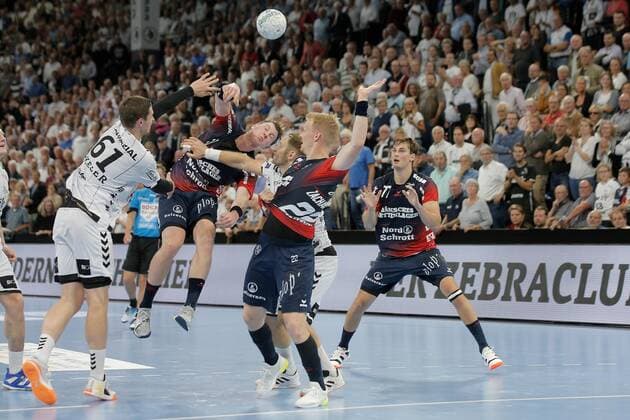 1.Handball Bundesliga THW Kiel - Flensburg Handewitt, Kiel, 12.9.2019 Göran Johannessen ( Flensburg , 23 ) im Sprungwurf gegen Hendrik Pekeler ( Kiel, 61 ) und Steffen Weinhold ( Kiel, 13 ) Copyright: xBEAUTIFULxSPORTS DRPx