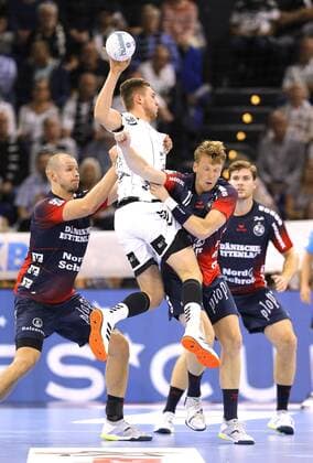 Foto : Nikola Bilyk ( Kiel ) wirft gegen Siomon Hald und Simon Jeppsson Handball Herren 1. Bundesliga am Do. 12.09.2019 THW Kiel - SG Flensburg