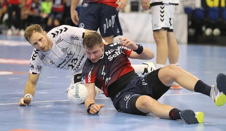 Foto : Steffen Weinhold (weiss) gegen Goran Johannessen ( Flensburg ) Handball Herren 1. Bundesliga am Do. 12.09.2019 THW Kiel - SG Flensburg 28 - 24