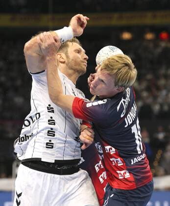 Foto : links Steffen Weinhold gegen Magnus Jondal ( Flensburg ) Handball Herren 1. Bundesliga am Do. 12.09.2019 THW Kiel - SG Flensburg 28 - 24