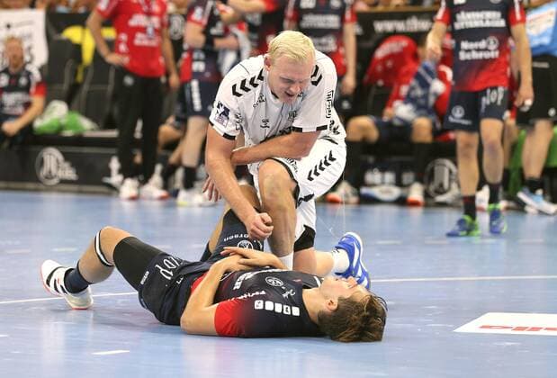 Foto : Verlierer Magnus Rod am Boden ( Flensburg ) hinten lacht Kiels Patrick Wiencek Handball Herren 1. Bundesliga am Do. 12.09.2019 THW Kiel - SG Flensburg 28 - 24