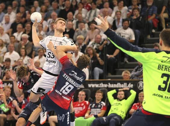 Foto : Torwurf von Nikola Bilyk (weiss) gegen Marius Steinhauser ( Flensburg ) Handball Herren 1. Bundesliga am Do. 12.09.2019 THW Kiel - SG Flensburg 28 - 24