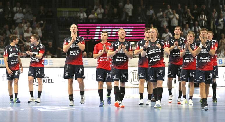 Foto : Verlierer Flensburg grüßt die Fans nach dem Schlußpfiff , hier ... Handball Herren 1. Bundesliga am Do. 12.09.2019 THW Kiel - SG Flensburg 28 - 24