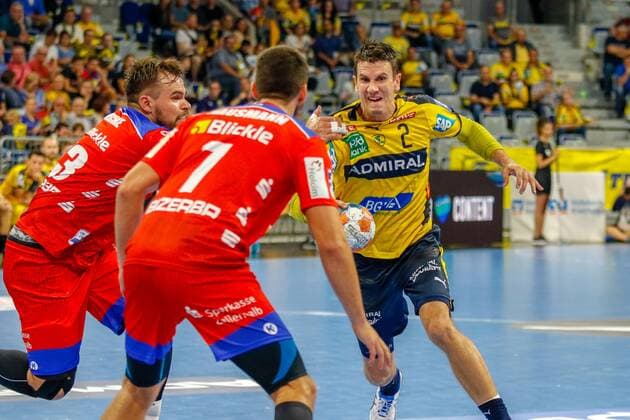 Rhein Neckar Loewen - HBW Balingen-Weilstetten Rhein Neckar Loewe Andy Schmid (Nr.2) im Angriff gegen Marcel Niemeyer (HBW Balingen-Weilstetten Nr.3) und Jannik Hausmann (HBW Balingen-Weilstetten Nr.7) - beim Bundesligaspiel der Rhein Neckar Löwen gegen HBW Balingen-Weilstetten am 12.09.2019.09.2019 Mannheim. 12.09.19 Handball 9. Spieltag , Mannheim Baden Wuerttemberg Deutschland SAP Arena