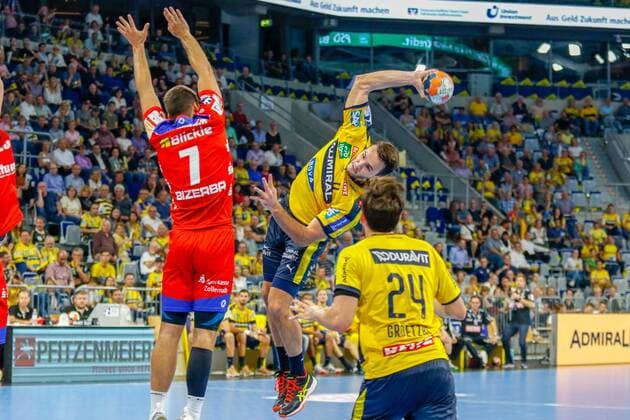 Rhein Neckar Loewen - HBW Balingen-Weilstetten Torschuss von Rhein Neckar Loewe Romain Lagarde (Nr.8), in der Abwehr Jannik Hausmann (HBW Balingen-Weilstetten Nr.7) - beim Bundesligaspiel der Rhein Neckar Löwen gegen HBW Balingen-Weilstetten am 12.09.2019.09.2019 Mannheim. 12.09.19 Handball 9. Spieltag , Mannheim Baden Wuerttemberg Deutschland SAP Arena