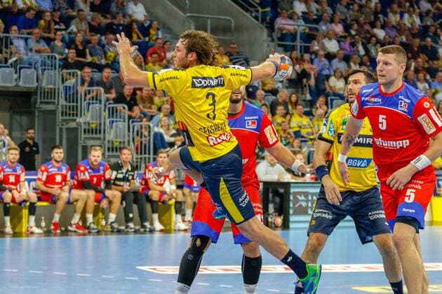 Rhein Neckar Loewen - HBW Balingen-Weilstetten Rhein Neckar Loewe Uwe Gensheimer (Nr.3) setzt sich gegen Romas Kirveliavicius (HBW Balingen-Weilstetten Nr.5) durch und kommt zum Schuss - beim Bundesligaspiel der Rhein Neckar Löwen gegen HBW Balingen-Weilstetten am 12.09.2019.09.2019 Mannheim. 12.09.19 Handball 9. Spieltag , Mannheim Baden Wuerttemberg Deutschland SAP Arena