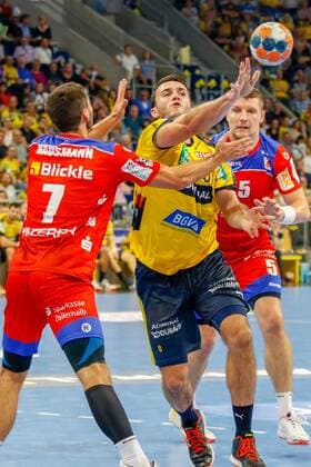 Rhein Neckar Loewen - HBW Balingen-Weilstetten Rhein Neckar Loewe Romain Lagarde (Nr.8) im Angriff gegen Jannik Hausmann (HBW Balingen-Weilstetten Nr.7) - beim Bundesligaspiel der Rhein Neckar Löwen gegen HBW Balingen-Weilstetten am 12.09.2019.09.2019 Mannheim. 12.09.19 Handball 9. Spieltag , Mannheim Baden Wuerttemberg Deutschland SAP Arena