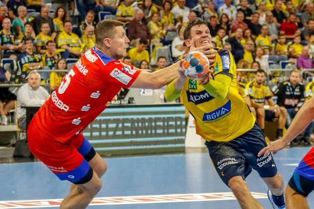 Rhein Neckar Loewen - HBW Balingen-Weilstetten Gesichtstreffer von Romas Kirveliavicius (HBW Balingen-Weilstetten Nr.5) gegen Rhein Neckar Loewe Andy Schmid (Nr.2) - beim Bundesligaspiel der Rhein Neckar Löwen gegen HBW Balingen-Weilstetten am 12.09.2019.09.2019 Mannheim. 12.09.19 Handball 9. Spieltag , Mannheim Baden Wuerttemberg Deutschland SAP Arena