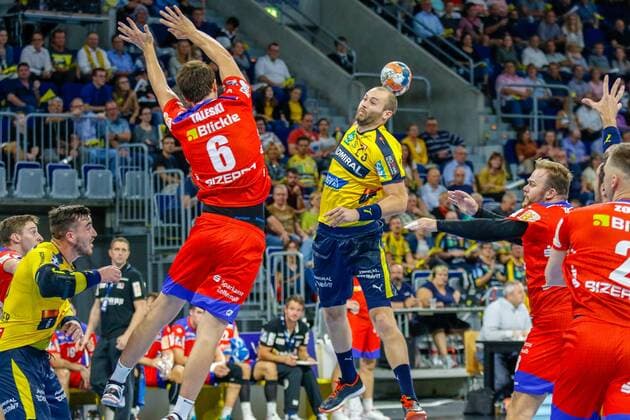 Rhein Neckar Loewen - HBW Balingen-Weilstetten Torschuss von Rhein Neckar Loewe Steffen Fäth (Nr.23) , in der Abwehr Filip Taleski (HBW Balingen-Weilstetten Nr.6) - beim Bundesligaspiel der Rhein Neckar Löwen gegen HBW Balingen-Weilstetten am 12.09.2019.09.2019 Mannheim. 12.09.19 Handball 9. Spieltag , Mannheim Baden Wuerttemberg Deutschland SAP Arena