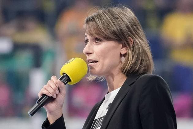 Jennifer Kettemann (Geschäftsführerin, RNL) spricht ins Mikrofon, hält eine Rede, Ansprache, Einzelbild, Aktion, Action, 12.09.2019, Mannheim (Deutschland), Handball, Bundesliga, Rhein-Neckar Löwen - HBW Balingen-Weilstetten