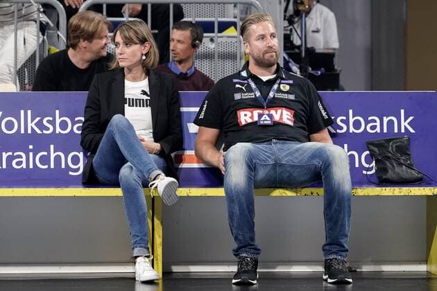 v.li.: Jennifer Kettemann (Geschäftsführerin, RNL) und Oliver Roggisch (Sportlicher Leiter, RNL), enttäuscht schauend, Enttäuschung, Frustration, disappointed, pessimistisch, nebeneinander auf der Ersatzbank, 12.09.2019, Mannheim (Deutschland), Handball, Bundesliga, Rhein-Neckar Löwen - HBW Balingen-Weilstetten