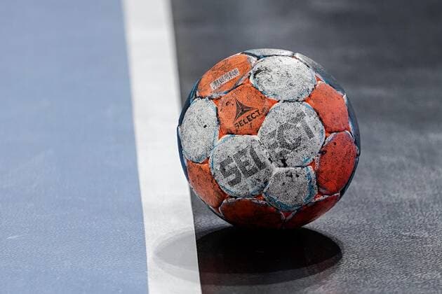 Ein Ball der Marke Select Ultimate liegt auf dem Hallenboden, offizieller Spielball, official Match Ball, Symbolfoto, Symbolbild, Symbol, 12.09.2019, Mannheim (Deutschland), Handball, Bundesliga, Rhein-Neckar Löwen - HBW Balingen-Weilstetten