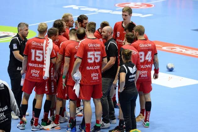 Heiko Grimm (Trainer MT Melsungen) (R, M) in einer Auszeit mit der Mannschaft , GER, MT Melsungen - SC Magdeburg, Handball, 1. Bundesliga Maenner, 12.09.2019, GER, MT Melsungen - SC Magdeburg, Handball, 1. Liga Maenner, 12.09.2019 Kassel Copyright: xEIBNER RolandxSippelx EP_RSL