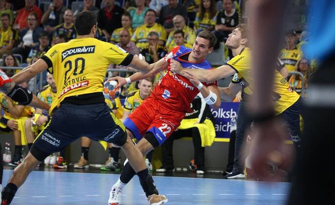 Handball, 1. Bundesliga: Rhein-Neckar-Löwen - HBW Balingen-Weilstetten, 5. Spieltag am 12.09.2019, Saison 2019 20, ZmdZ, Ilija Abutovic (20, Rhein Neckar Löwen), Jona Schoch (22, Balingen-Weilstetten) gegen Niclas Kirkelokke (6, Rhein Neckar Löwen) rechts, Rhein-Neckar-Löwen - HBW Balingen-Weilstetten