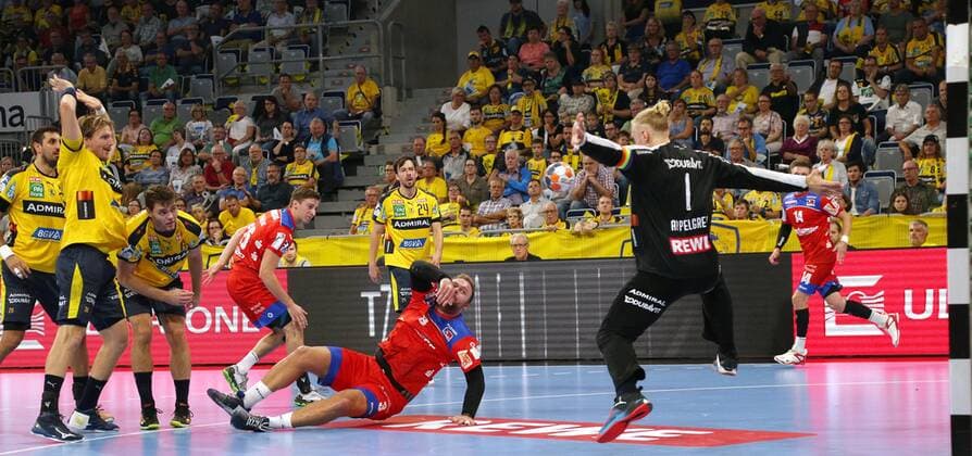 Handball, 1. Bundesliga: Rhein-Neckar-Löwen - HBW Balingen-Weilstetten, 5. Spieltag am 12.09.2019, Saison 2019 20, ZmdZ, Marcel Niemeyer (3, Balingen-Weilstetten) erzielt die 4-3 Führung für Balingen-Weilstetten gegen Mikael Appelgren (1, Torwart, Rhein Neckar Löwen), Rhein-Neckar-Löwen - HBW Balingen-Weilstetten
