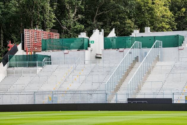 Fußball, Stadiongeschichte SV Darmstadt 98 13.09.2019, xfux, Fussball 2.Bundesliga, SV Darmstadt 98 verstaerkte Sicherheitsvorkehrungen im Gaesteblock im Merck-Stadtion am Boellenfalltor, emonline, emspor, deloka, v.l. Beim vergangenen Heimspiel vom SV Darmstadt 98 gegen Dynamo Dresden war ein Fan von der Mauer in das Mundloch gefallen und hat sich dabei schwer verletzt. Fuer das kommende Heimspiel gegen den 1.FC Nuernberg wurden Bauzaeune mit Sichtschutz auf die Mauergestellt, damit die Fans nicht auf die Mauer klettern koennen. Darmstadt
