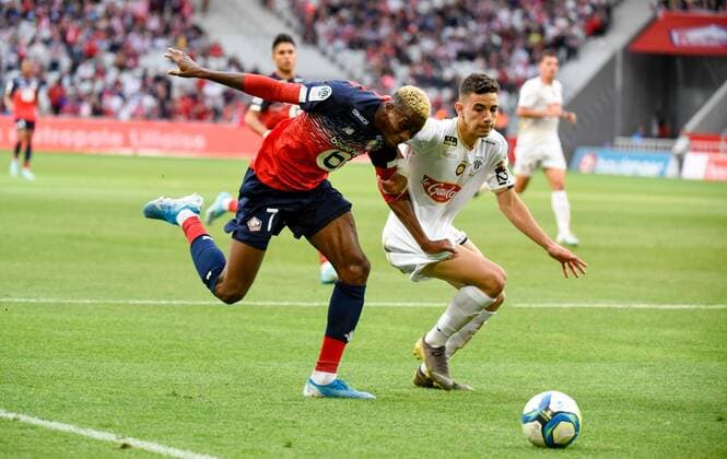 Fußball, OSC Lille - SCO Angers Victor Osimhen ( LOSC ) - Rayan Ait Nouri( Angers ) FOOTBALL : Lille OSC vs Angers SCO - Ligue 1 - Lille - 13 09 2019 FedericoPestellini Panoramic 