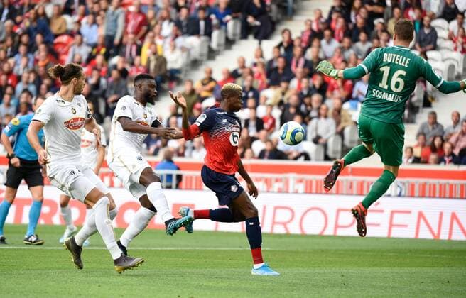 Fußball, OSC Lille - SCO Angers Victor Osimhen ( LOSC ) - Ludovic Butelle ( Angers ) FOOTBALL : Lille OSC vs Angers SCO - Ligue 1 - Lille - 13 09 2019 FedericoPestellini Panoramic 