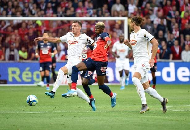 Fußball, OSC Lille - SCO Angers Victor Osimhen ( LOSC ) Thomas Mangani ( Angers ) FOOTBALL : Lille OSC vs Angers SCO - Ligue 1 - Lille - 13 09 2019 FedericoPestellini Panoramic 
