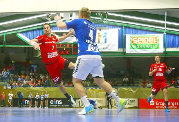 Torwurf von Dominik Claus (Bietigheim) , vorn Sebastian Naumann (Aue) , rechts Maximilian Trost (Bietigheim) Handball 2.Liga 2019 20 EHV Aue - SG BBM Bietigheim am 13.9.2019 EHV Aue - BBM Bietigheim