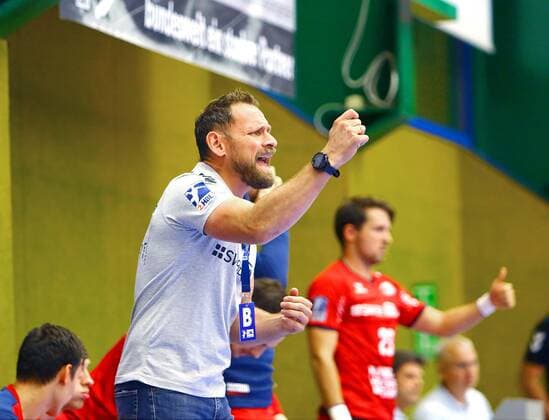 Anspannung bei Trainer Hannes Jon Jonsson (Bietigheim) , dahinter Maximilian Trost (Bietigheim) Handball 2.Liga 2019 20 EHV Aue - SG BBM Bietigheim am 13.9.2019 EHV Aue - BBM Bietigheim