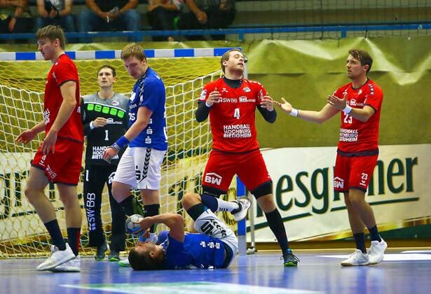 Anspannung bei Jan Asmuth (Bietigheim) und Patrick Rentschler (Bietigheim, v.r.) , am Boden Gabriel De Santis (Aue) Handball 2.Liga 2019 20 EHV Aue - SG BBM Bietigheim am 13.9.2019 EHV Aue - BBM Bietigheim