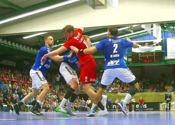 Vetle Ronningen (Bietigheim) kämpft sich durch Aues Abwehr, v.l. Kevin Roch (Aue) , Petr Slachta (Aue) und Gabriel De Santis (Aue) Handball 2.Liga 2019 20 EHV Aue - SG BBM Bietigheim am 13.9.2019 EHV Aue - BBM Bietigheim