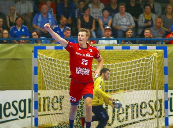 In Jubelpose: Maximilian Trost (Bietigheim) , hinten Torhüter Eric Töpfer (Aue) Handball 2.Liga 2019 20 EHV Aue - SG BBM Bietigheim am 13.9.2019 EHV Aue - BBM Bietigheim