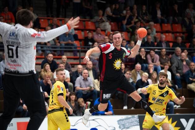 Lübbecke, Deutschland 13.09.2019: 2. Handball-Bundesliga - 2019 2020 - TuS-N-Lübbecke vs. HSG Krefeld (L-R) Norman Toth (Krefeld), Jo Gerrit Genz (Lübbecke) Lübbecke Nordrhein-Westfalen Deutschland Merkur Arena