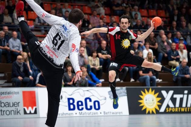 Lübbecke, Deutschland 13.09.2019: 2. Handball-Bundesliga - 2019 2020 - TuS-N-Lübbecke vs. HSG Krefeld (L-R) Norman Toth (Krefeld), Peter Strosack (Lübbecke) Lübbecke Nordrhein-Westfalen Deutschland Merkur Arena