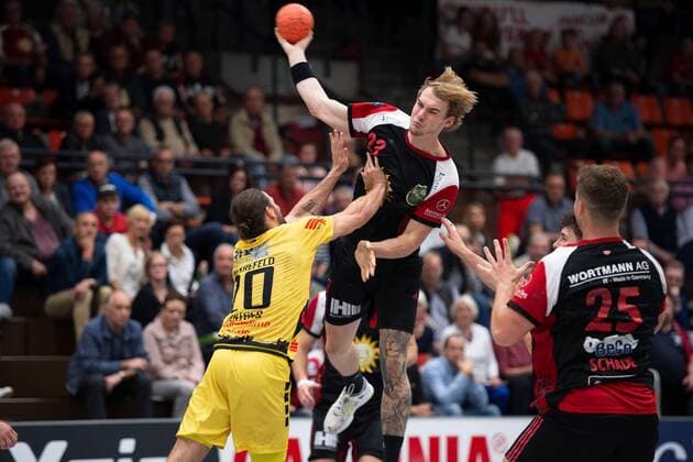 Lübbecke, Deutschland 13.09.2019: 2. Handball-Bundesliga - 2019 2020 - TuS-N-Lübbecke vs. HSG Krefeld (L-R) Tim Gentges (Krefeld), Valentin Spohn (Lübbecke) Lübbecke Nordrhein-Westfalen Deutschland Merkur Arena