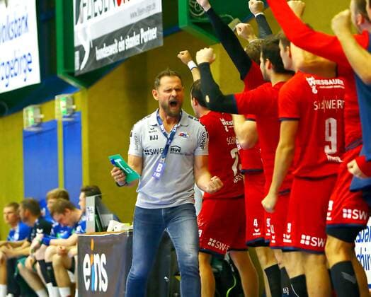 In Jubelpose: Trainer Hannes Jon Jonsson (Bietigheim) Handball 2.Liga 2019 20 EHV Aue - SG BBM Bietigheim 26:31 am 13.9.2019 EHV Aue - BBM Bietigheim