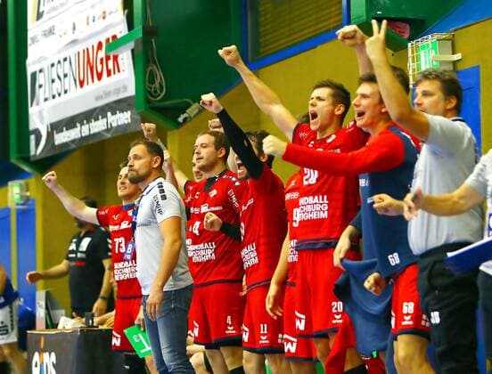 Aufregung im Bietigheimer Team, vorn links: Trainer Hannes Jon Jonsson (Bietigheim) Handball 2.Liga 2019 20 EHV Aue - SG BBM Bietigheim 26:31 am 13.9.2019 EHV Aue - BBM Bietigheim
