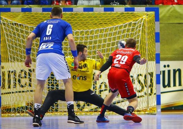 Jan Döll (Bietigheim) überwindet Torhüter Eric Töpfer (Aue) , vorn Kevin Roch (Aue) Handball 2.Liga 2019 20 EHV Aue - SG BBM Bietigheim 26:31 am 13.9.2019 EHV Aue - BBM Bietigheim