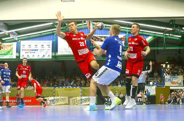 Torwurf von Tim Dahlhaus (Bietigheim) , rechts Sebastian Naumann (Aue) und Martin Marcec (Bietigheim) Handball 2.Liga 2019 20 EHV Aue - SG BBM Bietigheim 26:31 am 13.9.2019 EHV Aue - BBM Bietigheim