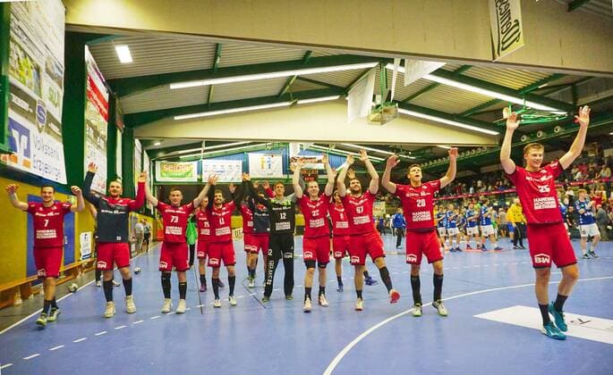 Nach Spielschluss: Jubel des Bietigheimer Teams Handball 2.Liga 2019 20 EHV Aue - SG BBM Bietigheim 26:31 am 13.9.2019 EHV Aue - BBM Bietigheim