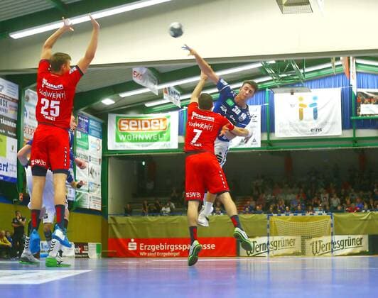 Torwurf von Adrian Kammlodt (Aue) ; weiter von links: Maximilian Trost (Bietigheim) und Dominik Claus (Bietigheim) Handball 2.Liga 2019 20 EHV Aue - SG BBM Bietigheim am 13.9.2019 EHV Aue - BBM Bietigheim