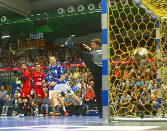 Kevin Roch (Aue) überwindet Jonas Maier (Bietigheim) Handball 2.Liga 2019 20 EHV Aue - SG BBM Bietigheim am 13.9.2019 EHV Aue - BBM Bietigheim