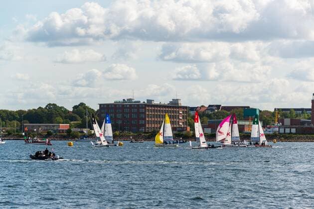 In der Kieler Innenförde finden vom 13. bis 15. September Segelregatten der Segelbundesliga statt. Die Wettbewerbe sind von der Kiellinie gut zu beobachten. Kiel Düsternbrook Schleswig-Holstein Deutschland *** From 13 to 15 September sailing regattas of the German Sailing League take place in the Kiel Inner Fjord The competitions can be observed from the keel line Kiel Düsternbrook Schleswig Holstein Germany