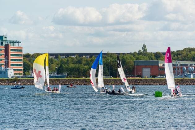 In der Kieler Innenförde finden vom 13. bis 15. September Segelregatten der Segelbundesliga statt. Die Wettbewerbe sind von der Kiellinie gut zu beobachten. Kiel Düsternbrook Schleswig-Holstein Deutschland *** From 13 to 15 September sailing regattas of the German Sailing League take place in the Kiel Inner Fjord The competitions can be observed from the keel line Kiel Düsternbrook Schleswig Holstein Germany
