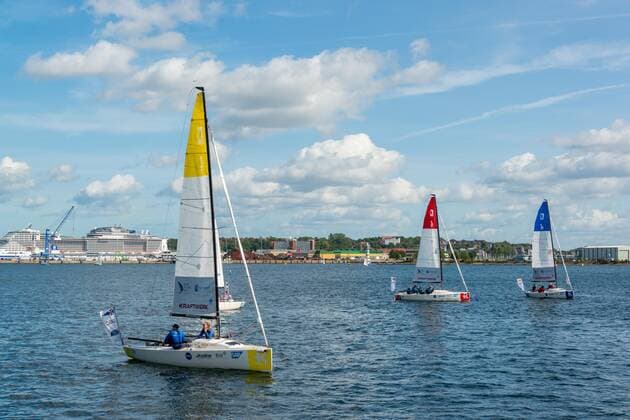 In der Kieler Innenförde finden vom 13. bis 15. September Segelregatten der Segelbundesliga statt. Die Wettbewerbe sind von der Kiellinie gut zu beobachten. Kiel Düsternbrook Schleswig-Holstein Deutschland *** From 13 to 15 September sailing regattas of the German Sailing League take place in the Kiel Inner Fjord The competitions can be observed from the keel line Kiel Düsternbrook Schleswig Holstein Germany