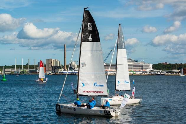 In der Kieler Innenförde finden vom 13. bis 15. September Segelregatten der Segelbundesliga statt. Die Wettbewerbe sind von der Kiellinie gut zu beobachten. Kiel Düsternbrook Schleswig-Holstein Deutschland *** From 13 to 15 September sailing regattas of the German Sailing League take place in the Kiel Inner Fjord The competitions can be observed from the keel line Kiel Düsternbrook Schleswig Holstein Germany