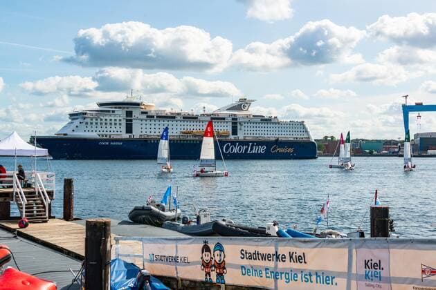 In der Kieler Innenförde finden vom 13. bis 15. September Segelregatten der Segelbundesliga statt. Die Wettbewerbe sind von der Kiellinie gut zu beobachten. Kiel Düsternbrook Schleswig-Holstein Deutschland *** From 13 to 15 September sailing regattas of the German Sailing League take place in the Kiel Inner Fjord The competitions can be observed from the keel line Kiel Düsternbrook Schleswig Holstein Germany