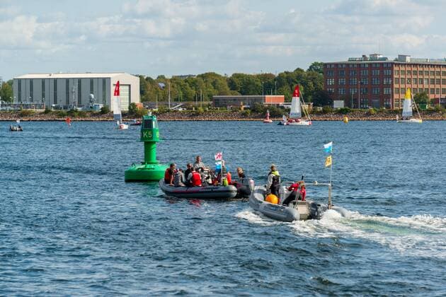 In der Kieler Innenförde finden vom 13. bis 15. September Segelregatten der Segelbundesliga statt. Die Wettbewerbe sind von der Kiellinie gut zu beobachten. Kiel Düsternbrook Schleswig-Holstein Deutschland *** From 13 to 15 September sailing regattas of the German Sailing League take place in the Kiel Inner Fjord The competitions can be observed from the keel line Kiel Düsternbrook Schleswig Holstein Germany