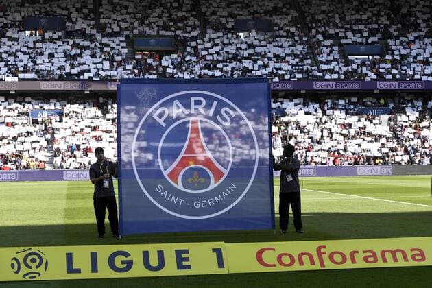 ILLUSTRATION - SUPPORTERS - TIFO - ENTREE DES JOUEURS - DRAPEAU LOGO PSG FOOTBALL : Paris SG vs Strasbourg - Ligue 1 Conforama - 14 09 2019 AnthonyBIBARD FEP Panoramic 